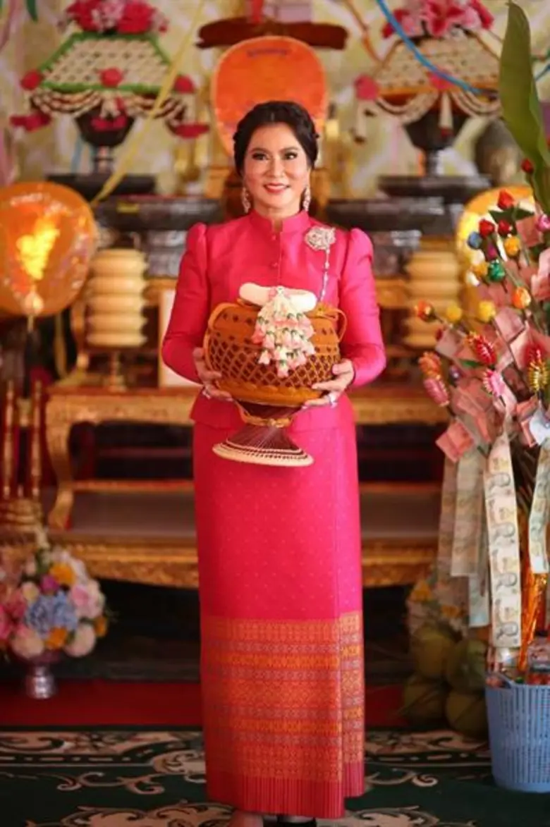 ส้ม-ประภัสสร ผู้จัดละคร “พระมหาขนก” นำทีมนักแสดงร่วมงานบุญ ถวายเงิน 857,789 วัดพระตำหนักทรงธรรม