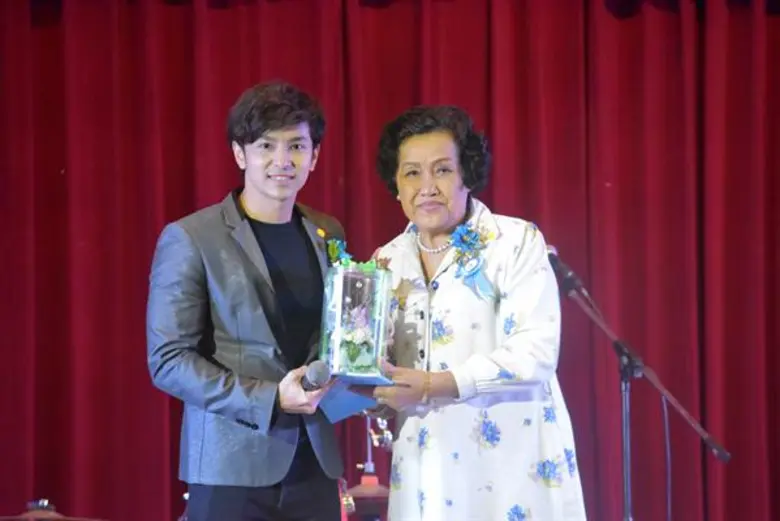 “บิว พงค์พิพัฒน์ อาร์สยาม” ปลื้มรับโล่ประกาศเกียรติคุณงานวันคนพิการปี 61