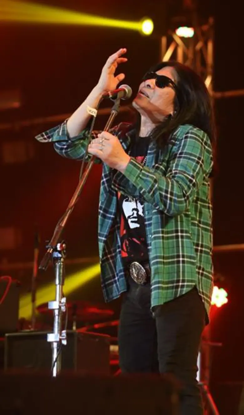 ผ่านพ้นไปแล้ว กับมาราธอนคอนเสิร์ตยาวๆ 9 ชั่วโมงเต็ม กับคอนเสิร์ตสหาย กอดคอร้องเพลงเพื่อชีวิต รุ่นใหญ่ถึงรุ่นใหม่พร้อมมอบรายได้ส่วนหนึ่งเพื่อการกุศล !