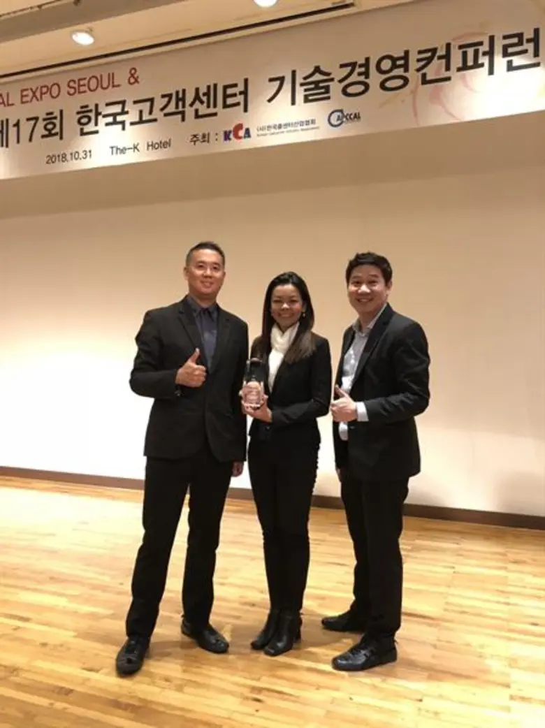 นางสาวศิวาภรณ์ ถาวรานุรักษ์ (คนกลาง) ผู้อ...