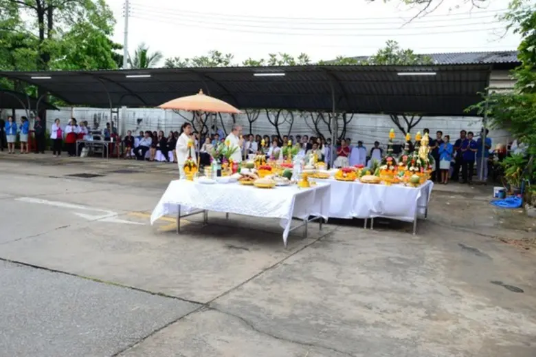 จัดพิธีสักการะและบวงสรวงสิ่งศักดิ์สิทธิ์ ครบรอบ 25 ปี รพ.วิชัยเวชฯ อ้อมน้อย