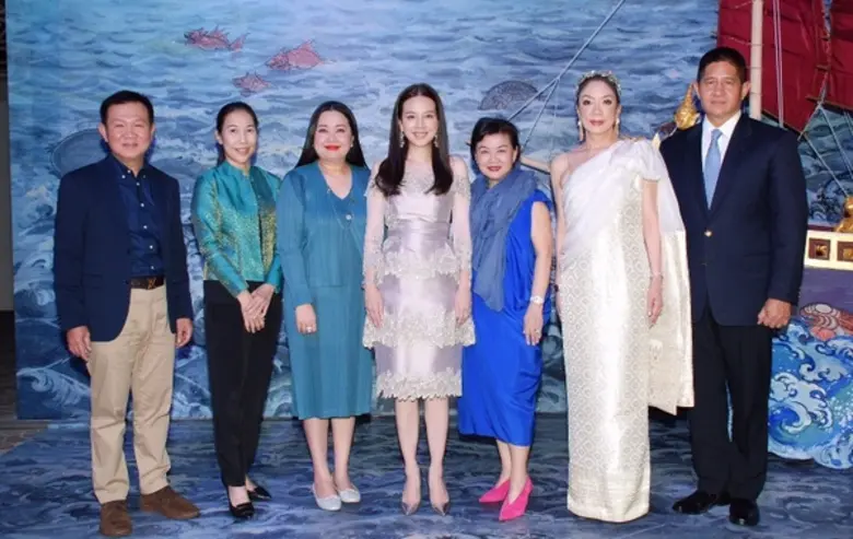 คุณนวลพรรณ ล่ำซำ กรรมการผู้จัดการ และประธ...