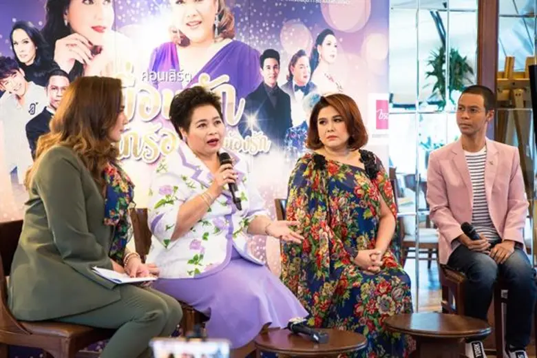 งานแถลงข่าว เพื่อนรัก นักร้อง น้องรัก ของสองสาวเพื่อนซี้ เจี๊ยบ-นนทิยา จิวบางป่า กับคุณเบคกี้-ริส่า หงษ์หิรัญ รองมิสไทยแลนด์เวิลด์ 1988