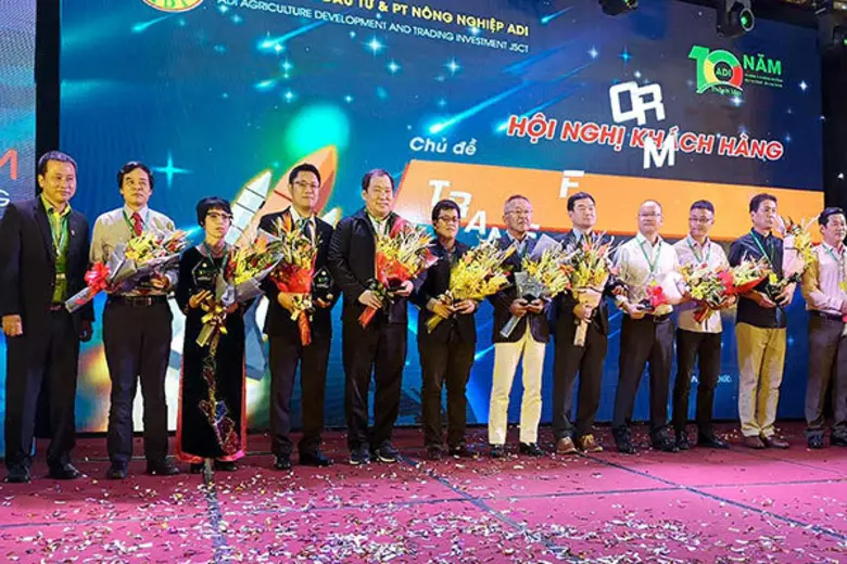 นายมนตรี บุญจรัส (ที่ 4 จากซ้าย) ประธานกร...