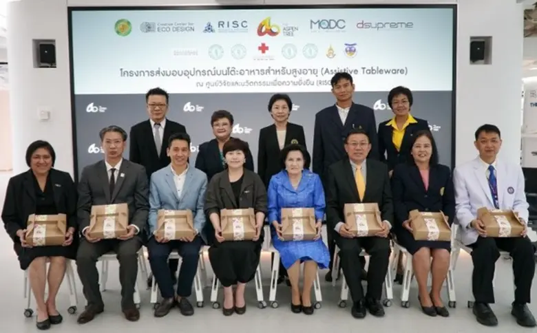 บรรยายภาพ (แถวนั่งจากซ้าย) ดร. ภัทรารัตน์...