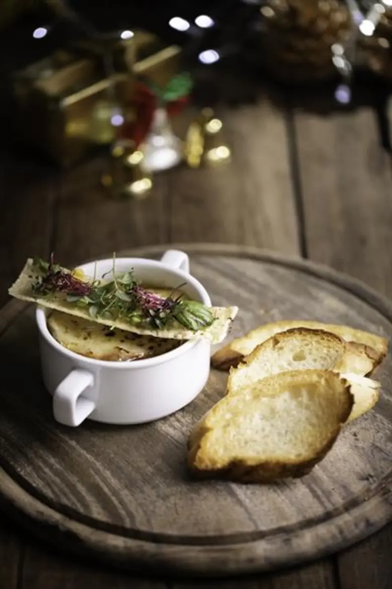 ขอเชิญชวนทุกท่านร่วมฉลองคริสต์มาส อีฟ กับ...