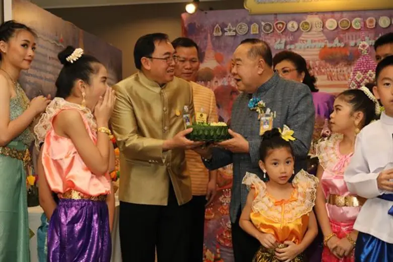 ครม.หนุน 6 แนวทาง-มาตรการสืบสานประเพณีลอยกระทง ชู “ปลอดภัย สืบสานวัฒนธรรมไทย ใส่ใจสายน้ำและสิ่งแวดล้อม” ขอความร่วมมือ ปชช. ไม่เล่นประทัด-พลุ-ดอกไม้ไฟ ปฏิบัติตามกฎจราจร ใช้วัสดุธรรมชาติทำกระทง “1 ครอบครัว 1 กระทง”