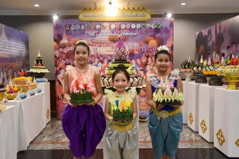 ครม.หนุน 6 แนวทาง-มาตรการสืบสานประเพณีลอยกระทง ชู “ปลอดภัย สืบสานวัฒนธรรมไทย ใส่ใจสายน้ำและสิ่งแวดล้อม” ขอความร่วมมือ ปชช. ไม่เล่นประทัด-พลุ-ดอกไม้ไฟ ปฏิบัติตามกฎจราจร ใช้วัสดุธรรมชาติทำกระทง “1 ครอบครัว 1 กระทง”