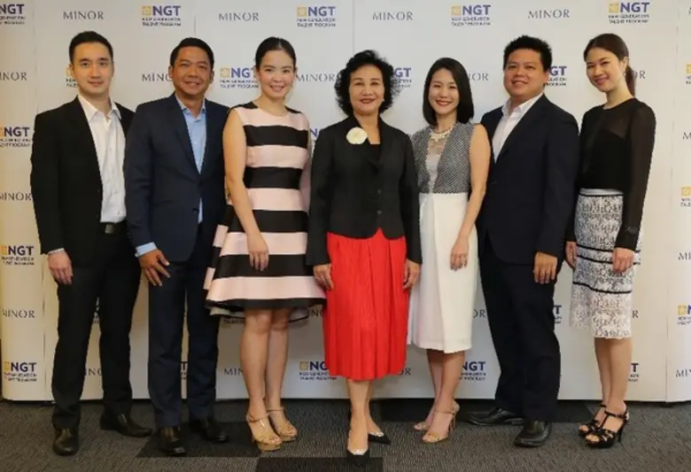 ปัทมาวลัย รัตนพล (ที่ 4 จากซ้าย) ประธานเจ...