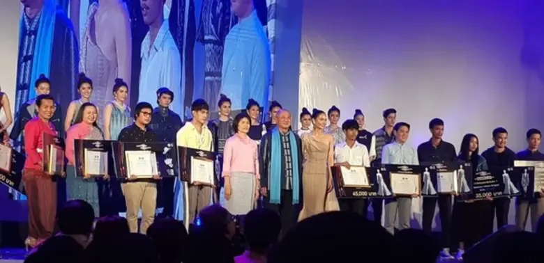 นักศึกษาสิ่งทอฯ มทร.พระนคร ชนะเลิศออกแบบชุดราตรี “แพรพรรณลุ่มภูสู่สากล 2018”