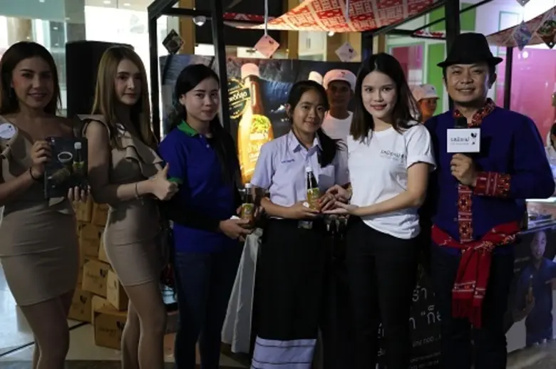 แซ่บนัวกันทั้งลาว “ฝ้าย-อี๊ด โปงลาง” จับสากโขลก ส้มตำเด็ดสูตรเผ็ดอร่อยด้วย “น้ำปลาร้ารสมือแม่”