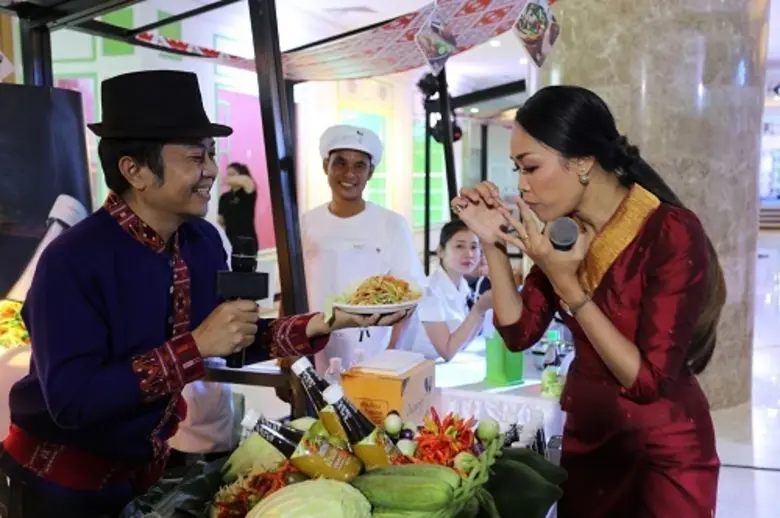 แซ่บนัวกันทั้งลาว “ฝ้าย-อี๊ด โปงลาง” จับสากโขลก ส้มตำเด็ดสูตรเผ็ดอร่อยด้วย “น้ำปลาร้ารสมือแม่”