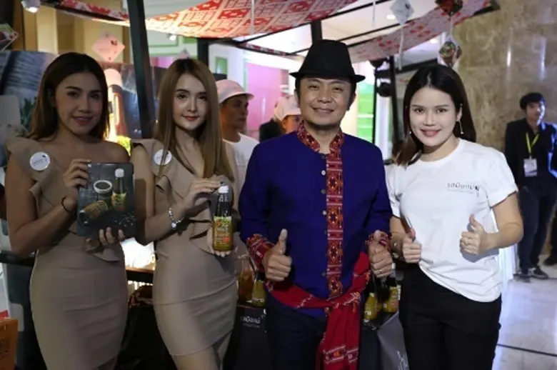 แซ่บนัวกันทั้งลาว “ฝ้าย-อี๊ด โปงลาง” จับสากโขลก ส้มตำเด็ดสูตรเผ็ดอร่อยด้วย “น้ำปลาร้ารสมือแม่”