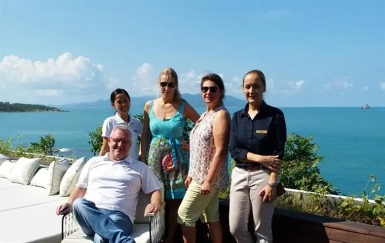 มิสเจเน่ เซอร์เกล (ขวาสุด) ผู้จัดการทั่วไ...