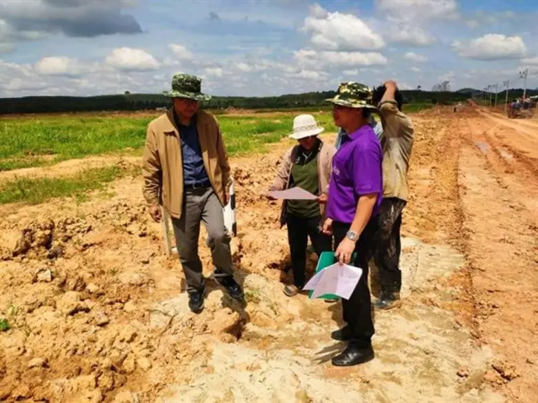 ปฎิรูปที่ดินจังหวัดกระบี่และผู้จัดการการไฟฟ้าส่วนภูมิภาคเวียงสระ ลงพื้นที่ตรวจสอบพื้นที่ ม.44 เพื่อเตรียมการจัดที่ดินทำกินให้ชุมชน ตามนโยบายรัฐบาล