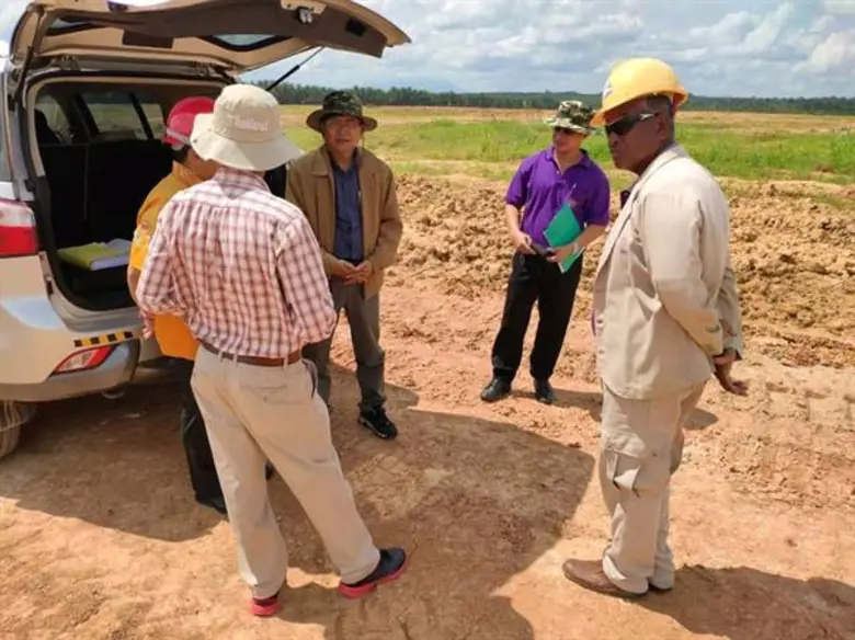 ปฎิรูปที่ดินจังหวัดกระบี่และผู้จัดการการไฟฟ้าส่วนภูมิภาคเวียงสระ ลงพื้นที่ตรวจสอบพื้นที่ ม.44 เพื่อเตรียมการจัดที่ดินทำกินให้ชุมชน ตามนโยบายรัฐบาล