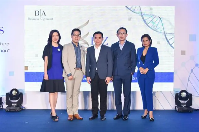 คุณสมพงษ์ ชื่นกิติญานนท์ (กลาง) ประธานเจ้...