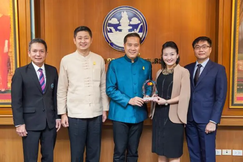 เร็วๆ นี้ นายวีระศักดิ์ โควสุรัตน์ (ซ้าย)...