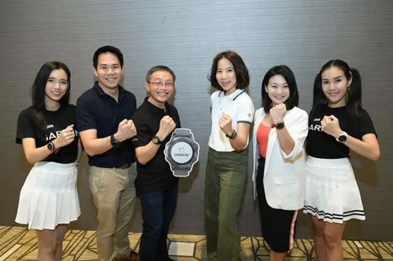 นางพิทยา วรปัญญาสกุล (กลางขวา) รองประธานเ...