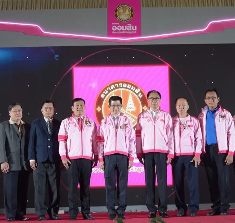 ชาติชาย พยุหนาวีชัย (คนที่ 3 จากซ้าย) ผู้อำนวยการธน...