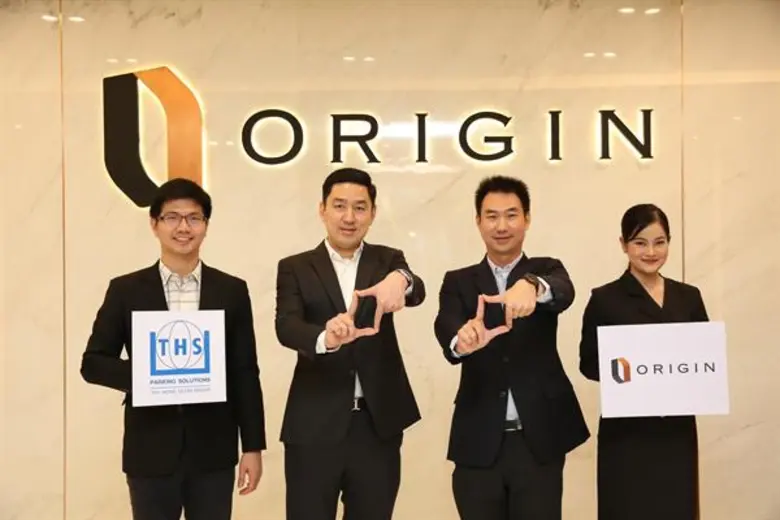 นายวรเทพ ศิริรัตน์อัสดร (กลางซ้าย) กรรมกา...