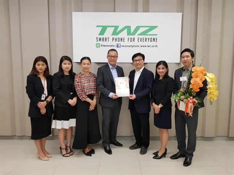 นายกิตติพงศ์ กิตติภัสสร (ที่ 3 จากขวา) รอ...