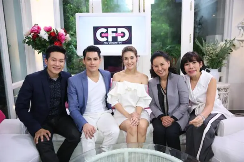 ทีวีไกด์: รายการ “คลับฟรายเดย์โชว์” แตกต่างแต่รักกัน “ซี-เอมมี่” เผยเคยทะเลาะหนัก!!จนเกือบไม่ได้แต่งงาน