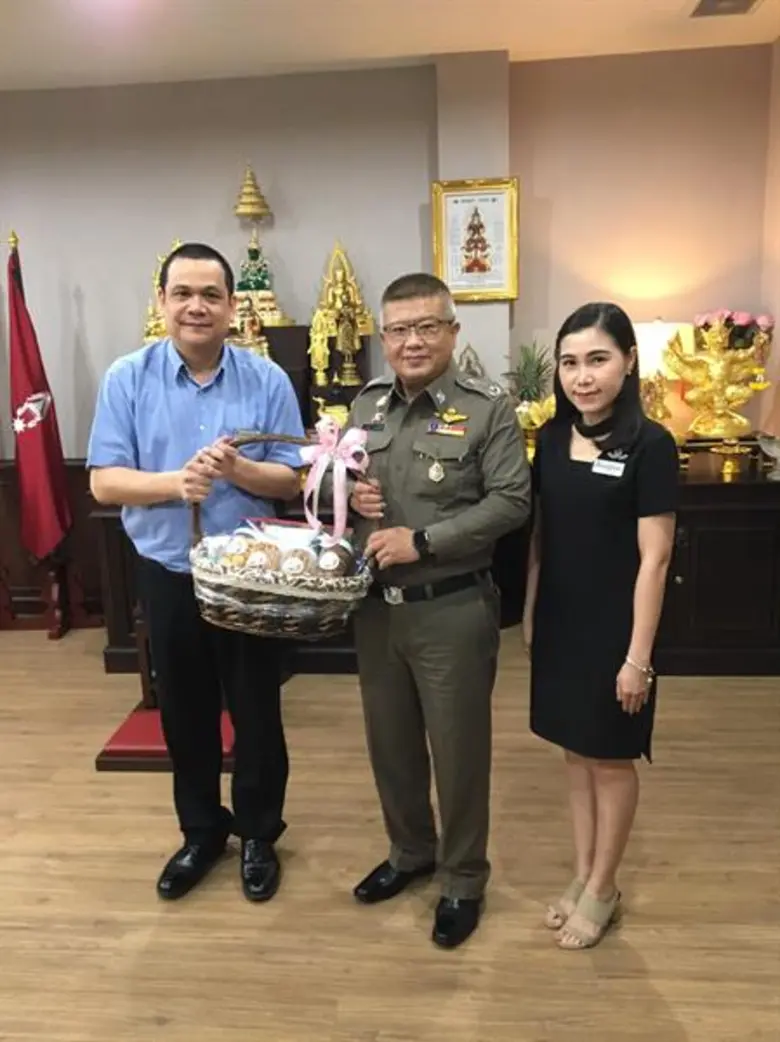 นายมกริน พรหมโยธี (ซ้าย) ผู้จัดการทั่วไปโ...