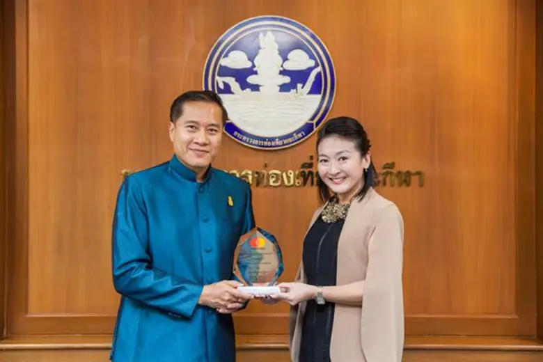 เร็วๆ นี้ นายวีระศักดิ์ โควสุรัตน์ (ซ้าย)...