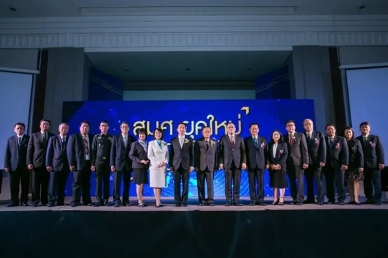 รศ.นพ.โศภณ นภาธร (ที่ 9 จากซ้าย) ผู้ช่วยร...