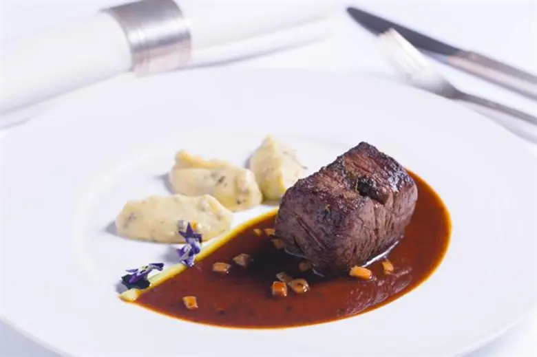 ห้องอาหารเรดสกาย โรงแรมเซ็นทาราแกรนด์ฯ เซ...