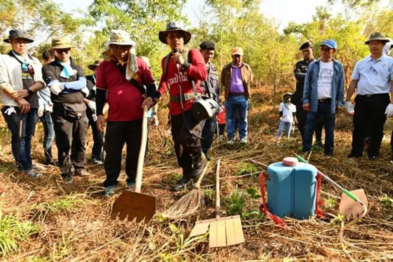 จิตอาสา CPF จับมือชุมชนและกรมป่าไม้ร่วมแรงทำแนวกันไฟป้องผืนป่าเขาพระยาเดินธง จ.ลพบุรี