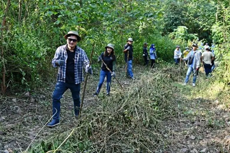 จิตอาสา CPF จับมือชุมชนและกรมป่าไม้ร่วมแรงทำแนวกันไฟป้องผืนป่าเขาพระยาเดินธง จ.ลพบุรี