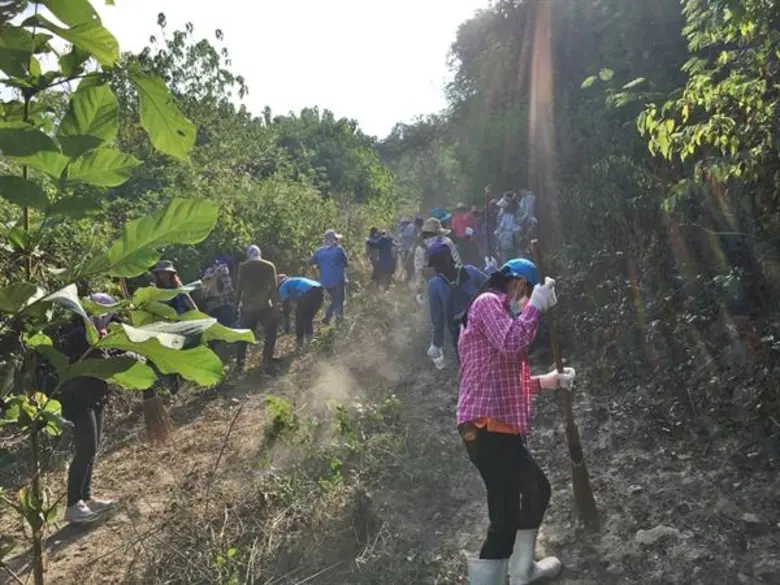 จิตอาสา CPF จับมือชุมชนและกรมป่าไม้ร่วมแรงทำแนวกันไฟป้องผืนป่าเขาพระยาเดินธง จ.ลพบุรี