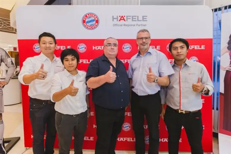 นายโฟลเคอร์ เฮลสเติร์น กรรมการผู้จัดการ บ...