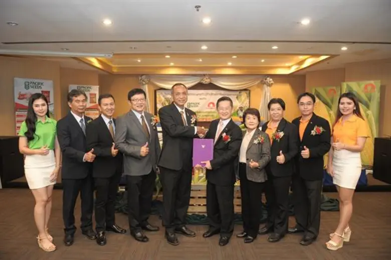 ดร.องอาจ กิตติคุณชัย (ที่ 5 จากขวา) ประธานเจ้าหน้าท...