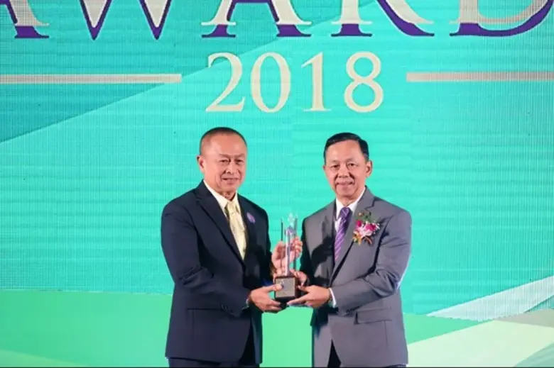 นายบัญญติ คำนูณวัฒน์ (ซ้าย) ผู้ช่วยกรรมกา...