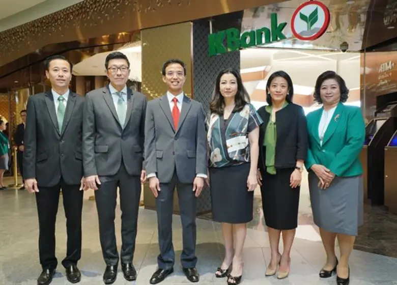 Mr. Wirawat Panthawangkul (3rd from left)...