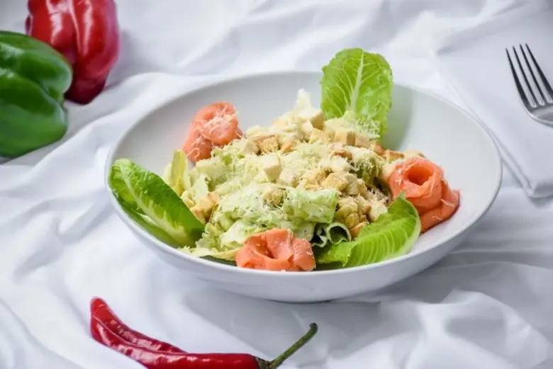 สลัด หนึ่งในเมนูเพื่อสุขภาพยอดนิยมที่เราม...