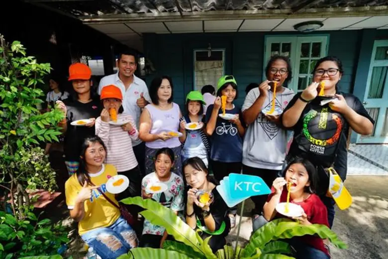 เคทีซีพาน้องๆ มูลนิธิบ้านนกขมิ้นร่วมกิจกรรมปันความรู้ “เคทีซีควงแขนน้อง ท่องวิถีถิ่นเกาะศาลเจ้า - ชุมชนวัดจำปา”