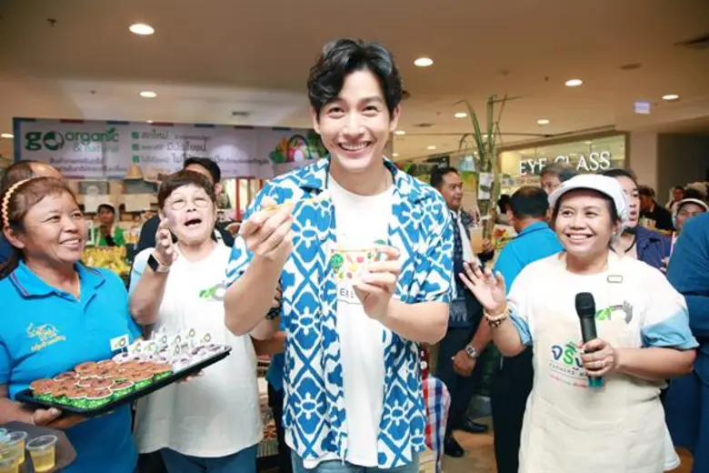 “ดีเจพุฒ” ปลื้ม บุก'จริงใจ Farmers’ Market อุดรฯ’ พ่อค้า – แม่ค้า แห่กระทบไหล่ ยกให้เป็นขวัญใจชาวเกษตรกรคนล่าสุด!!