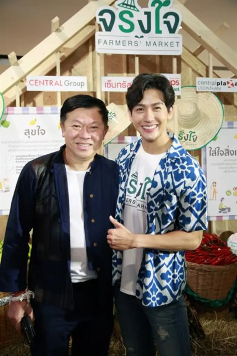 “ดีเจพุฒ” ปลื้ม บุก'จริงใจ Farmers’ Market อุดรฯ’ พ่อค้า – แม่ค้า แห่กระทบไหล่ ยกให้เป็นขวัญใจชาวเกษตรกรคนล่าสุด!!