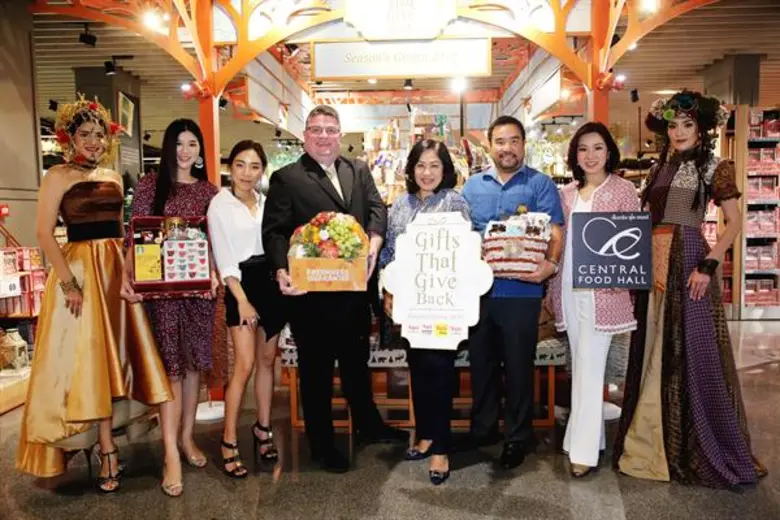 ภัทรพร เพ็ญประพัฒน์ (ที่ 5 จากซ้าย) รองกร...