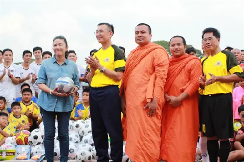 “ยุ้ย-ธัญญ์”ควงคู่บุกจ.ร้อยเอ็ดร่วมงานทอดกฐินวัดบ้านแคน