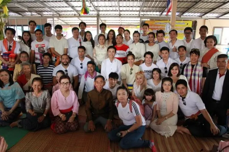 “ยุ้ย-ธัญญ์”ควงคู่บุกจ.ร้อยเอ็ดร่วมงานทอดกฐินวัดบ้านแคน