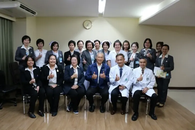 นพ.ดุสิต ศรีสกุล ผู้อำนวยการ และ นพ.ธีระย...