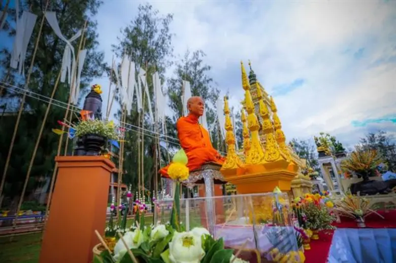 มหาวิทยาลัยขอนแก่น เปิดให้พุทธศาสนิกชน ร่วมปิดทอง เมรุลอยหัสดีลิงค์ หลวงพ่อคูณ ในงานบุญสมมาบูชาน้ำ สีฐษนเฟสติวัล 2018 ระหว่างวันที่ 20-22 พ.ย.นี้