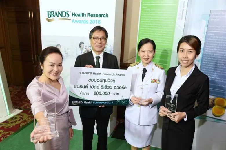 นายเก็น ไซโตะ (ที่ 2 จากซ้าย) ประธานเจ้าห...