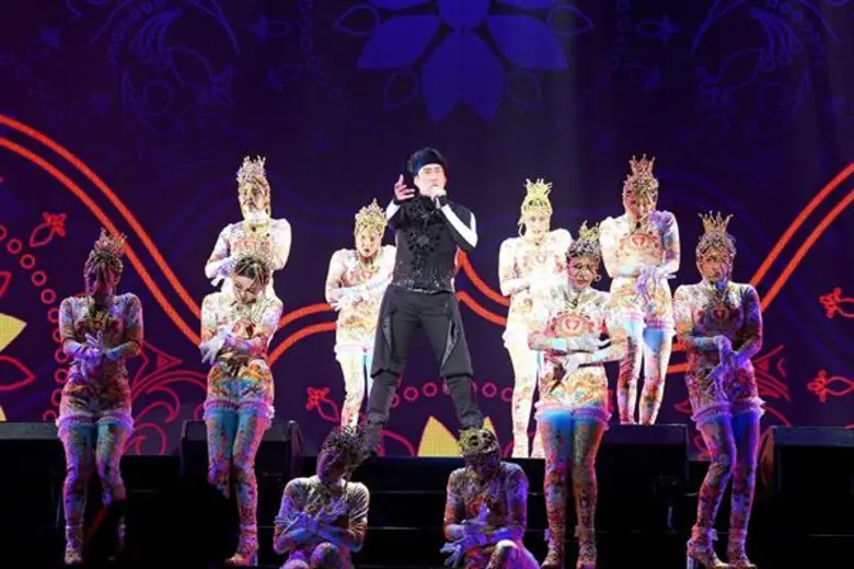 จัดเต็มพาแฟนหลายหมื่นคนไปตะลุยท่องเหล่าดว...