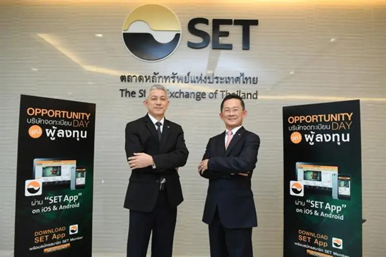 ดร.องอาจ กิตติคุณชัย (ขวา) ประธานเจ้าหน้า...